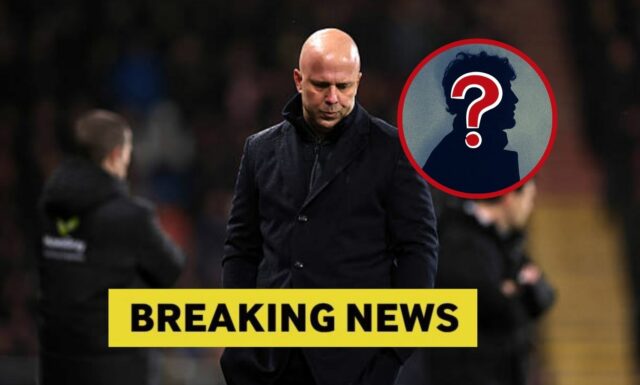 Conor Bradley z Liverpoolu opúšťa ihrisko na nosidlách počas zápasu Premier League medzi Arsenalom a Liverpoolom na Emirates Stadium...