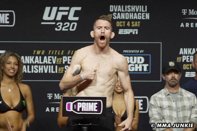 Cory Sandhagen sleduje zápas Seana O'Malleyho a zaujíma sa o Download app from appStore