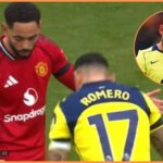 Cristian Romero z Tottenhamu dostáva proti Manchestru United červenú kartu