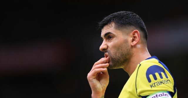 Jay Bothroyd je presvedčený, že Cristian Romero by mal byť zbavený funkcie kapitána Spurs po jeho druhej červenej karte v sezóne.