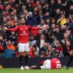 Cristian Romero z Tottenhamu Hotspur dostáva červenú kartu od rozhodcu Michaela Olivera po faule na Casemira