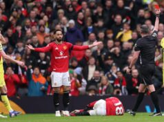 Cristian Romero vyniesol okamžitý verdikt, pretože Casemiro si červenou kartou vyslúžil dlhodobý zákaz činnosti hviezdy Tottenhamu Cristian Romero z Tottenhamu Hotspur dostáva červenú kartu od rozhodcu Michaela Olivera po faule na Casemira