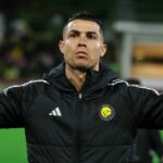 BURAYDAH, SAUDSKO ARÁBIA – 25. FEBRUÁRA: Cristiano Ronaldo z Al Nassr oslavuje víťazstvo po víťazstve v zápase Saudi Pro League medzi Al Najmah a Al Nassr na King Abdullah Sport City Stadium 25. februára 2026 v Buraydah v Saudskej Arábii. (Foto: Yasser Bakhsh/Getty Images)