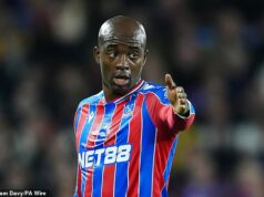 Crystal Palace zvažuje, že nechá Jean-Philippe Matetu podstúpiť operáciu kolena, keďže francúzsky útočník sa uchádza o to, aby mohol byť fit na majstrovstvách sveta – po 30 miliónoch libier dennom prestupe do AC Miláno zlyhal pre zdravotné problémy Jean-Philippe Mateta by mohol podstúpiť operáciu, ktorá by mu napravila prebiehajúce zranenie kolena, ktoré ho trápilo