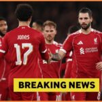 Curtis Jones sa pozerá z lavičky Liverpoolu