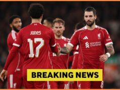 Curtis Jones z Liverpoolu uvažoval o prestupe do Newcastlu Curtis Jones sa pozerá z lavičky Liverpoolu