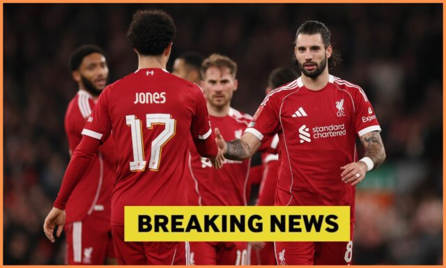 Curtis Jones sa pozerá z lavičky Liverpoolu