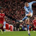 Erling Haaland strieľa počas zápasu Premier League medzi Liverpoolom a Manchestrom City na Anfielde.