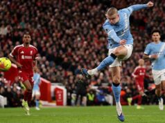 Ďalších päť zápasov Arsenalu a Man City a kedy sa stretnú v „rozhodujúcom titule“ Erling Haaland strieľa počas zápasu Premier League medzi Liverpoolom a Manchestrom City na Anfielde.