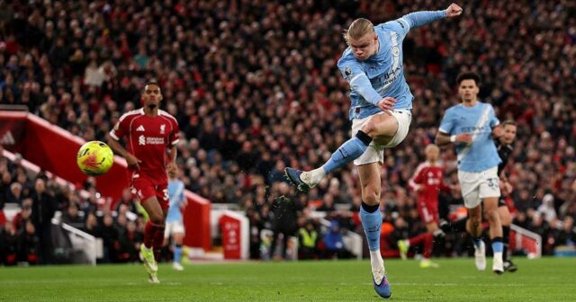 Erling Haaland strieľa počas zápasu Premier League medzi Liverpoolom a Manchestrom City na Anfielde.