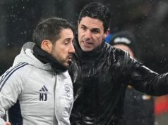 Ďalších päť zápasov o titul v Premier League, keď žreb Arsenalu vloží osud do rúk Man City Tréner Arsenalu Nicolas Jover a manažér Mikel Arteta