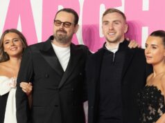 Danny Dyer prinútil hostí, aby na svadbe zmenili text na X-hodnotené skandovanie Jarroda Bowena o Dani Sunnie Jo Dyer, Danny Dyer, Jarrod Bowen a Dani Dyer sa zúčastňujú svetovej premiéry Marching Powder na Cineworld Leicester Square.