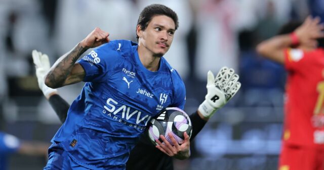 RIYADH, SAUDSKÁ ARÁBIA - 26. DECEMBER: Darwin Nunez z tímu Al-Hilal FC počas zápasu Saudi Pro League medzi Al Hilal a Al Khaleej v Kingdom Arene 26. decembra 2025 v Rijáde v Saudskej Arábii. (Foto: Abdullah Ahmed/Getty Images)