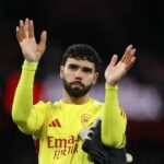 LONDÝN, ANGLICKO - 3. DECEMBRA: David Raya z Arsenalu gestom fanúšikom oslavuje víťazstvo po zápase Premier League medzi Arsenalom a Brentfordom na Emirates Stadium 3. decembra 2025 v Londýne v Anglicku. (Foto: Julian Finney/Getty Images)