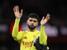 David Raya je na fotke z roku 2018 po plastickej operácii poranenia tváre na nepoznanie LONDÝN, ANGLICKO - 3. DECEMBRA: David Raya z Arsenalu gestom fanúšikom oslavuje víťazstvo po zápase Premier League medzi Arsenalom a Brentfordom na Emirates Stadium 3. decembra 2025 v Londýne v Anglicku. (Foto: Julian Finney/Getty Images)