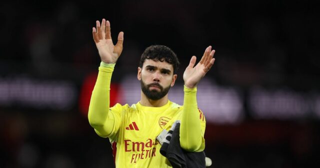 LONDÝN, ANGLICKO - 3. DECEMBRA: David Raya z Arsenalu gestom fanúšikom oslavuje víťazstvo po zápase Premier League medzi Arsenalom a Brentfordom na Emirates Stadium 3. decembra 2025 v Londýne v Anglicku. (Foto: Julian Finney/Getty Images)