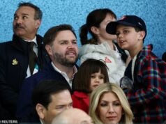 Dcéra JD Vancea Mirabel mu sedí na kolene ako rodina viceprezidenta a Marco Rubio sleduje americký hokejový tím na zimných olympijských hrách JD Vance, jeho manželka Usha a ich tri deti podporovali ženský hokejový tím USA