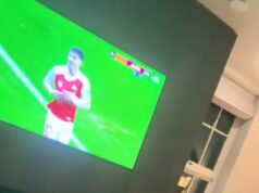 Dcéra Johna Terryho na neho nalieha, aby nezverejňoval trápne reakčné video, ktoré ho zosmiešnilo fanúšikom Arsenalu po tom, čo dúfal v gól Chelsea… len aby videl skórovať Kai Havertz! Jeho dcéra Johna Terryho prosila, aby nezverejňoval video, ako reaguje na porážku Chelsea od Arsenalu – vrátane jeho nedôvery, že Kai Havertz bol naokolo.