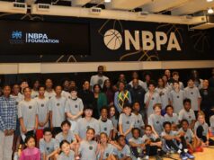 Deandre Ayton z Lakers robí tento deň pre deti v tábore výnimočným Deandre Ayton z Lakers robí tento deň pre deti v tábore výnimočným