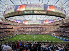 Debakel lístkov na majstrovstvá sveta sa zhoršuje, keď FIFA začína predávať lístky na PARKOVANIE za 300 dolárov… a na štadión budete musieť ešte prejsť kilometer! FIFA predáva parkovacie lístky až za 300 dolárov na jeden zápas na štadióne SoFi v LA