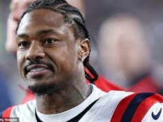 Debutová katastrofa Stefona Diggsa v Super Bowle: Po divokom týždni priateľky Cardi B a hroziacich súdnych sporoch prežila hviezda Patriots noc z pekla Stefon Diggs reaguje počas svojho trojúlovkového vystúpenia vo svojom debute v Super Bowle