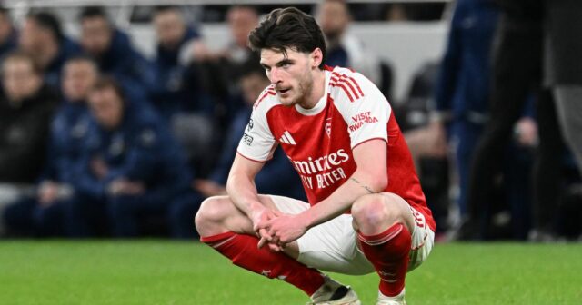 LONDÝN, ANGLICKO - 22. FEBRUÁRA: Fanúšikovia Tottenhamu Hotspur reagujú na Declana Ricea z Arsenalu počas zápasu Premier League medzi Tottenhamom Hotspur a Arsenalom na štadióne Tottenham Hotspur 22. februára 2026 v Londýne v Anglicku. (Foto: Marc Atkins/Getty Images)