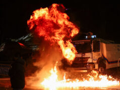 Demonštranti strieľali ohňostroje v úrade albánskeho premiéra | Newsfeed Demonštranti strieľali ohňostroje v úrade albánskeho premiéra | Newsfeed