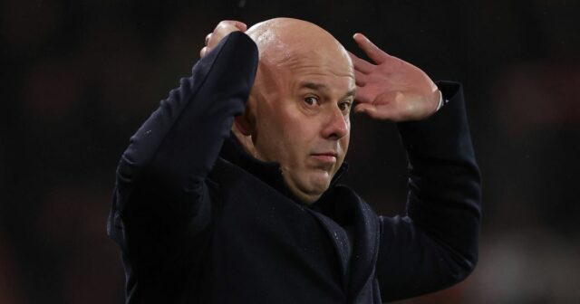 Deň uzávierky Liverpoolu bol simulovaný, keď Mo Salah rozhodol o Manažér / hlavný tréner Liverpoolu Arne Slot reaguje počas zápasu Premier League medzi Bournemouthom a Liverpoolom