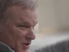 Dennis Bergkamp priznáva Harrymu Kaneovi, keď Arsenal povedal, že sa „musia vyrovnať“ Harry Kane oslavuje prvý gól svojho tímu počas zápasu Bundesligy medzi FC Bayern Mníchov a TSG Hoffenheim v Allianz Arene.