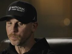 Denny Hamlin prvýkrát v emotívnom rozhovore hovorí o tragickej smrti otca pri požiari domu Denny Hamlin prvýkrát v decembri prehovoril o strate svojho otca Dennisa