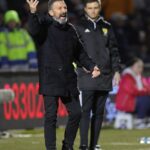 Manažér Hearts Derek McInnes si vybíja svoju frustráciu na vedľajšej koľaji, keď jeho strana skĺzne k porážke