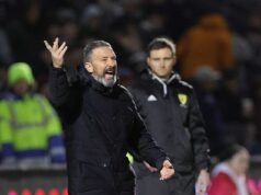 Derek McInnes ľutuje drahú červenú kartu pre nedisciplinovaných Hearts, keď St Mirren spôsobil ničivú porážku adeptom na titul Manažér Hearts Derek McInnes si vybíja svoju frustráciu na vedľajšej koľaji, keď jeho strana skĺzne k porážke