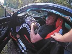 Desivé nové zábery ukazujú moment, keď Vince McMahon havaruje so svojím Bentley rýchlosťou viac ako 100 míľ za hodinu, keď ho prenasleduje polícia Bolo odhalené video z autonehody bývalého prezidenta WWE Vincea McMahona minulé leto