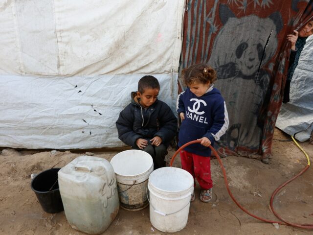 Deti v Gaze sú nútené sústrediť sa radšej na prácu ako na školu | Izraelsko-palestínsky konflikt
