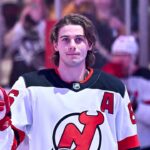 Devils Jack Hughes dostáva ovácie od davu Penguins za olympijské hrdinstvá