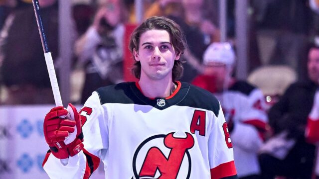 Devils Jack Hughes dostáva ovácie od davu Penguins za olympijské Devils Jack Hughes dostáva ovácie od davu Penguins za olympijské hrdinstvá