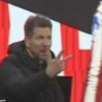 Diego Simeone brutálne zosmiešňuje Lamine Yamal, keď Atletico Madrid rozdrvilo Barcelonu v prvom zápase Copa del Rey - zatiaľ čo Katalánci sa po 8minútovom meškaní VAR rozdúchali a zamietli gól