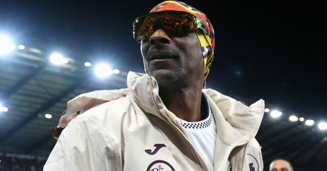 Divoké scény Snoop Dogga, keď spolumajiteľ Swansea City núti zastaviť Snoop Dogg pred zápasom Swansea City