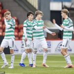 Hráči B tímu Celticu oslavujú v sobotu víťazstvo 3:1 nad Cumbernauld Colts