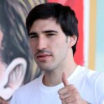 Španielsky manažér Arsenalu Mikel Arteta gestikuluje na spojnici počas zápasu anglickej futbalovej Premier League medzi Leeds United a Arsenalom.