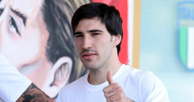 Španielsky manažér Arsenalu Mikel Arteta gestikuluje na spojnici počas zápasu anglickej futbalovej Premier League medzi Leeds United a Arsenalom.