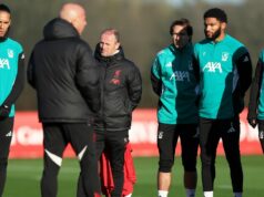 Dohoda s Liverpoolom otvára cestu pre najlepšieho priateľa Virgila van Dijka, aby sa pripojil k novému klubu Virgil van Dijk z Liverpoolu a tímový kolega Joe Gomez oslavujú po zápase Premier League medzi Tottenhamom Hotspur a FC Liverpool na štadióne Wembley.