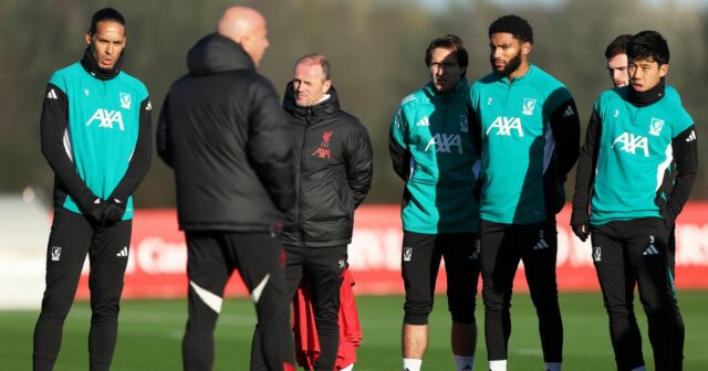 Virgil van Dijk z Liverpoolu a tímový kolega Joe Gomez oslavujú po zápase Premier League medzi Tottenhamom Hotspur a FC Liverpool na štadióne Wembley.