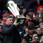 Luke Littler a jeho trofej World Darts Championship