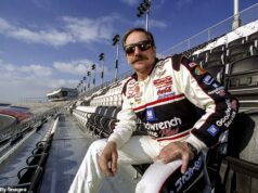 Doktor, ktorý sa pokúsil zachrániť veľký NASCAR Dale Earnhardt odhaľuje, čo videl, keď ho našiel mŕtveho v aute Lekár, ktorý reagoval na smrteľnú trosku Dalea Earnhardta, prežíva tragédiu o 25 rokov neskôr.