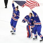 Megan Keller #5 a Aerin Frankel z tímu USA reagujú po víťazstve svojimi zlatými medailami