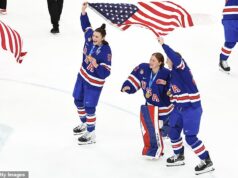 Donald Trump strieľa do Kanady po tom, čo tím USA vyhral olympijské zlato nad zatrpknutým rivalom v ženskom hokeji Megan Keller #5 a Aerin Frankel z tímu USA reagujú po víťazstve svojimi zlatými medailami