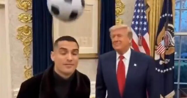 Donald Trump zdieľa video AI, ako hrá futbal s Ronaldom Trump a Ronaldo