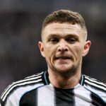 Eso Newcastlu bolo zobrazené pred krčmou