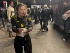 Dospelý hviezdny fanúšik Man Utd namočený pivom po zosmiešňovaní West Hamu pred štadiónom Shania Howardová